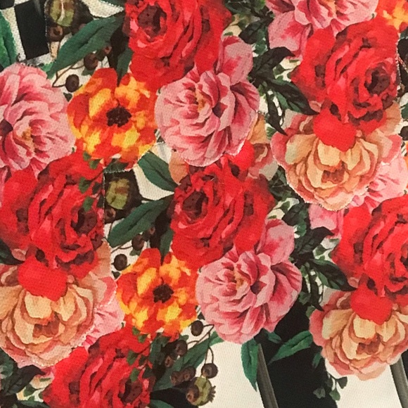 Table Runner / Courtley Check Pattern / Floral Accents / Tassles - Picture 5 of 6